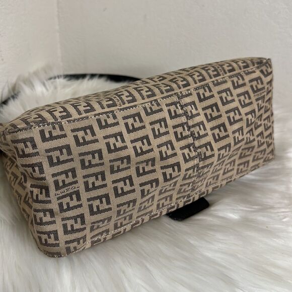 💯Authentic Fendi Shoulder Bag🍀 - Picture 8 of 17